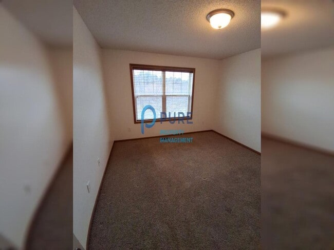 Building Photo - Warm and inviting Woodbury Townhouse! 3 br...