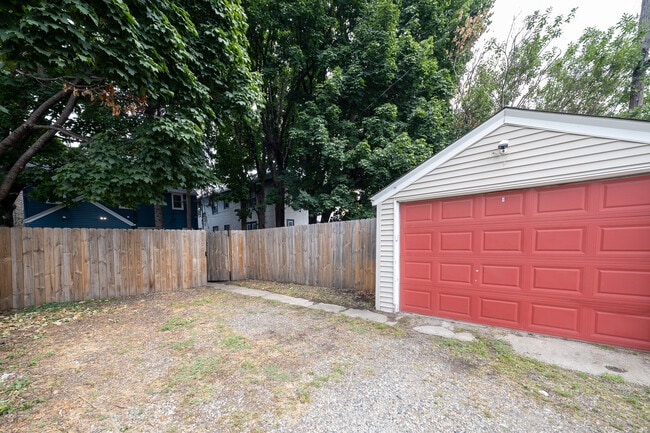 Building Photo - 1600 Thomas Ave W