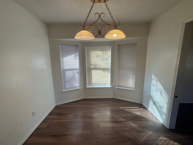 Building Photo - 3 bed ,2  brand new bathrooms, ready for m...