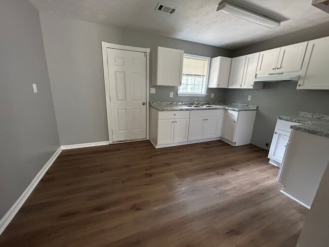 Building Photo - 2920 Lone Oak Rd