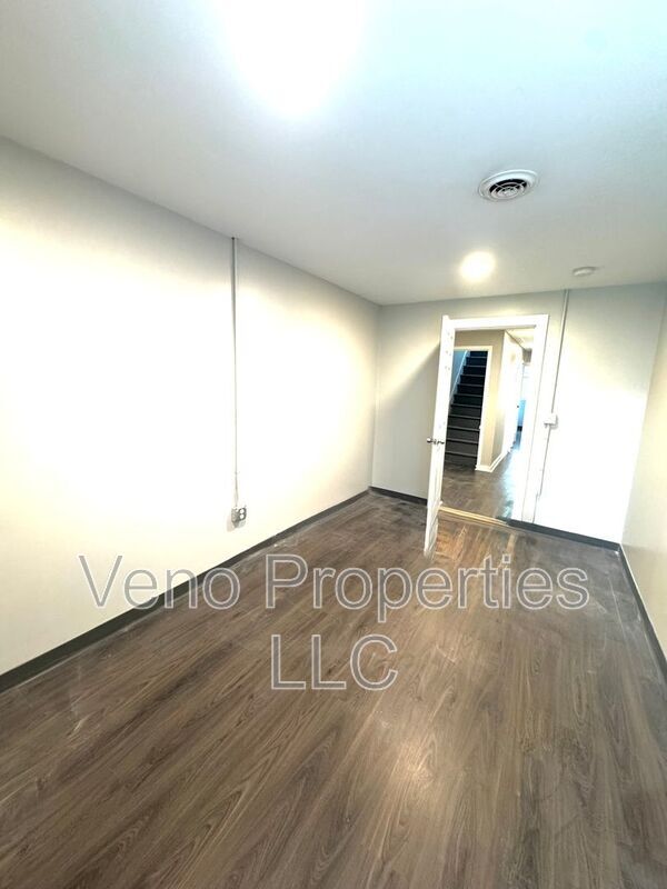 Building Photo - 221 Spring Ave
