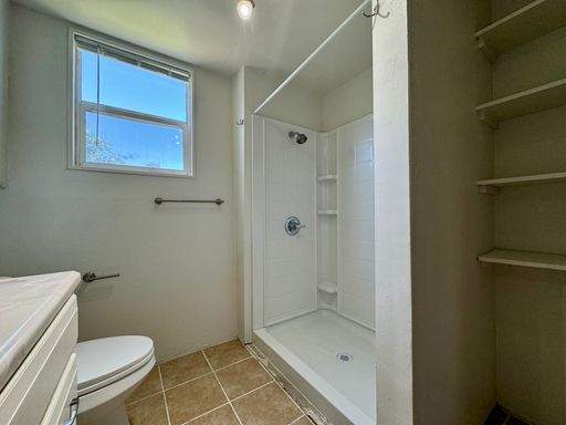 Building Photo - LARGE 2 Bed, 1 Bath Apartment Available NOW!!
