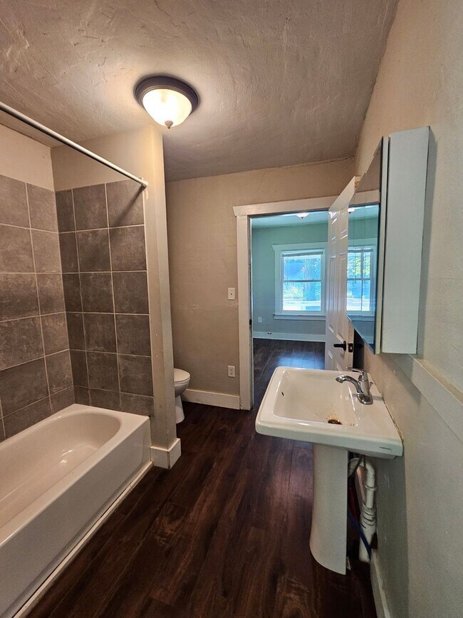 Building Photo - 2 bedroom | 1 Bathroom Home | Pets Welcome!