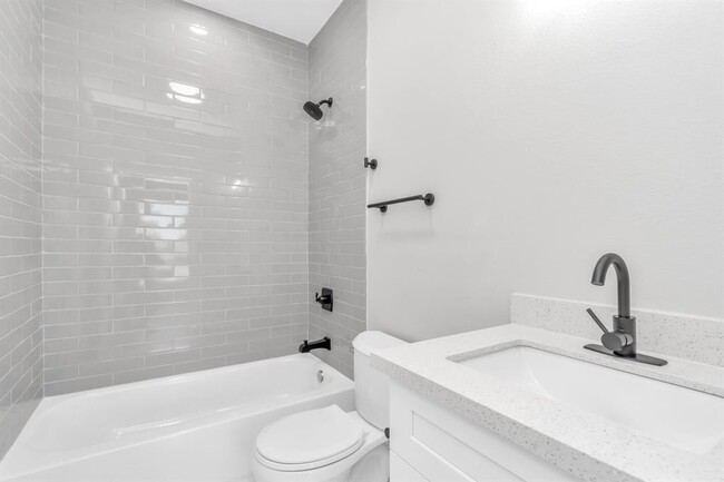Building Photo - 819 E 40th St