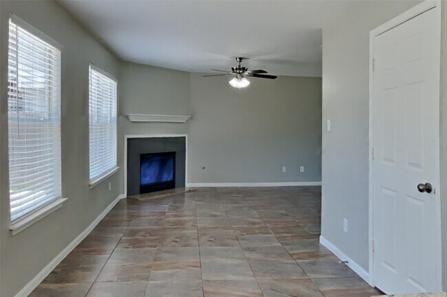 Building Photo - 16968 Scenic Knoll