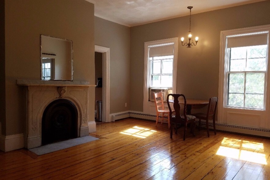 Living Room, Great Light - 178 Bowen St