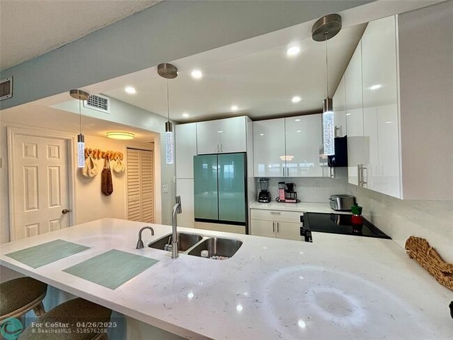 Building Photo - 3725 S Ocean Dr