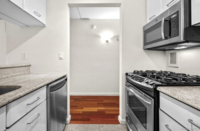 Building Photo - 4 Martine Ave