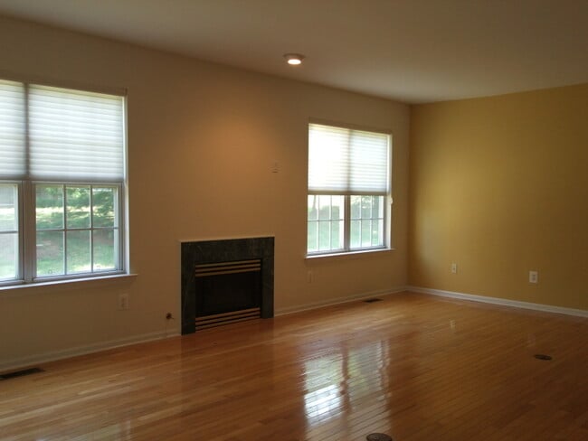 Building Photo - 12 Roxiticus Ct