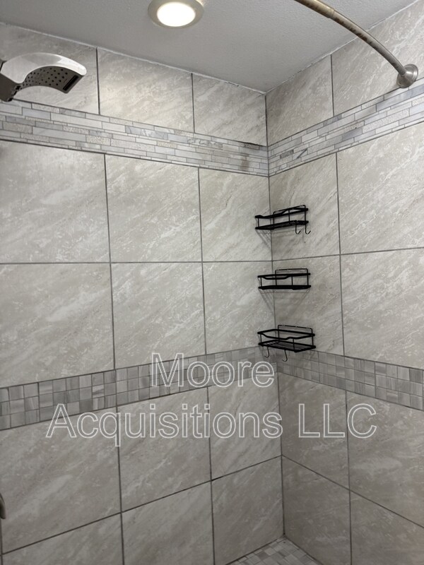 Building Photo - 3601 Oakwood Dr