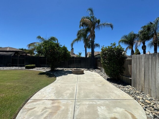 Building Photo - Gorgeous NW Bakersfield home with pool!