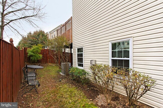Building Photo - 20748 Hollow Falls Terrace