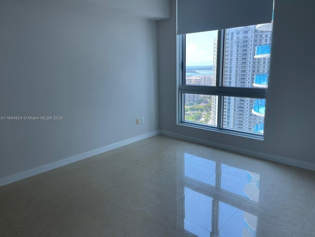 Building Photo - 300 S Biscayne Blvd