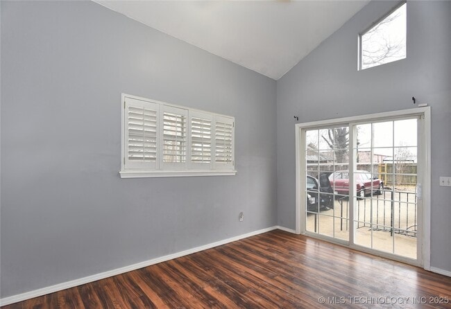 Building Photo - 319 S Gillette Ave