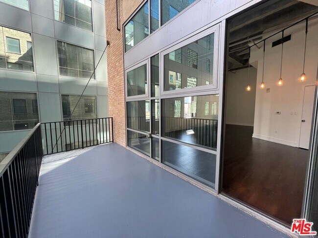 Building Photo - 727 W 7th St