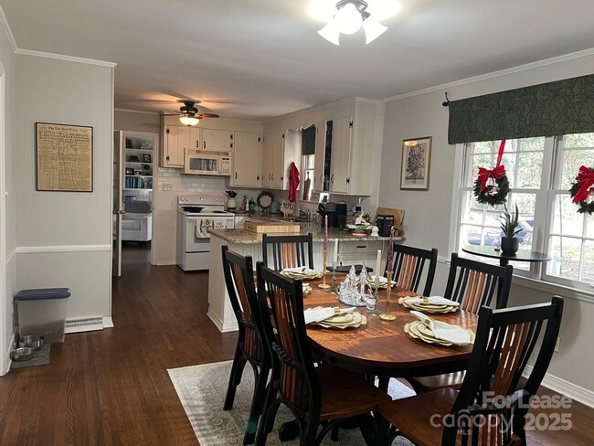 Building Photo - 5531 Farmbrook Dr
