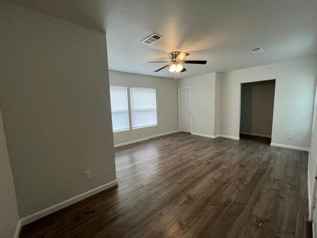 Building Photo - 3 Bedroom 1.5 Bath convenient to all that ...