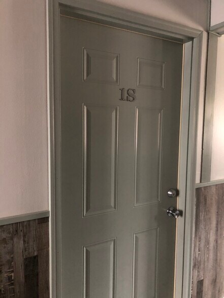 1S Entrance - 1594 English St