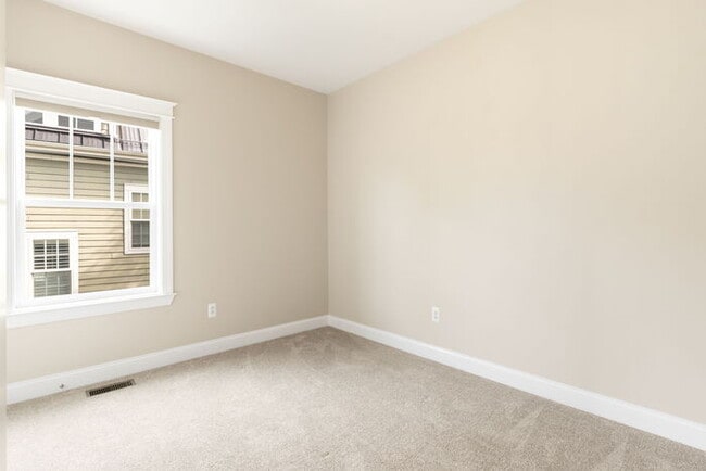 Building Photo - Spacious, modern 5 bed 4 bath home