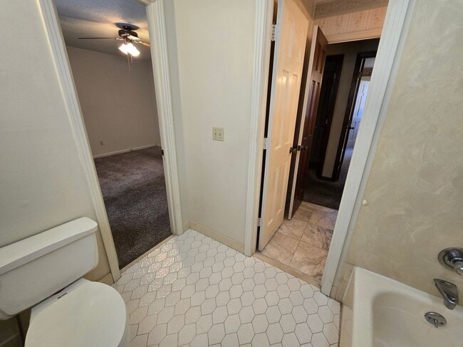 Building Photo - 3/2 One Level Home w/ Spacious, Level Lot!