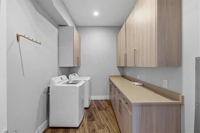 Building Photo - 1405 Camelot Cir