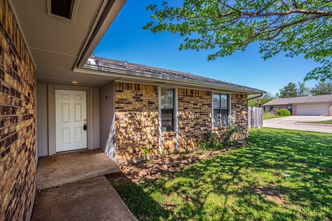 Building Photo - Corner-Lot 3Bedroom Charmer in Yukon with Fireplace & Enclosed Patio!