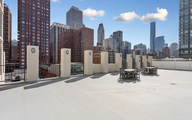 Building Photo - 1122 N Clark St