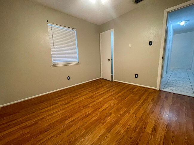 Building Photo - 806 Alhambra Dr