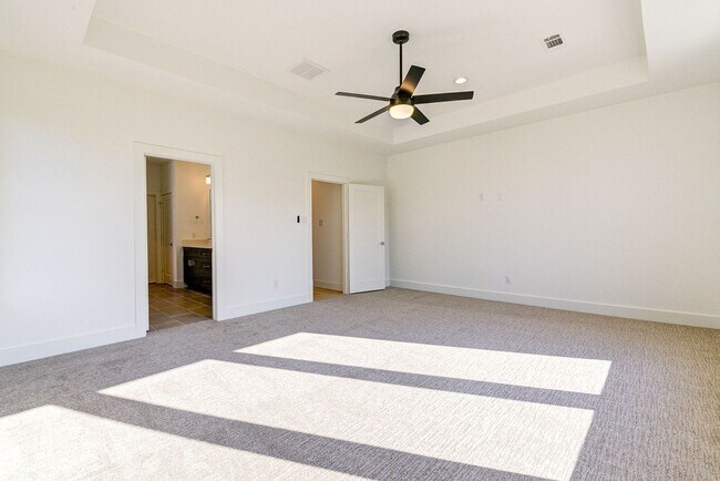 Building Photo - Modern luxury home in well established inn...