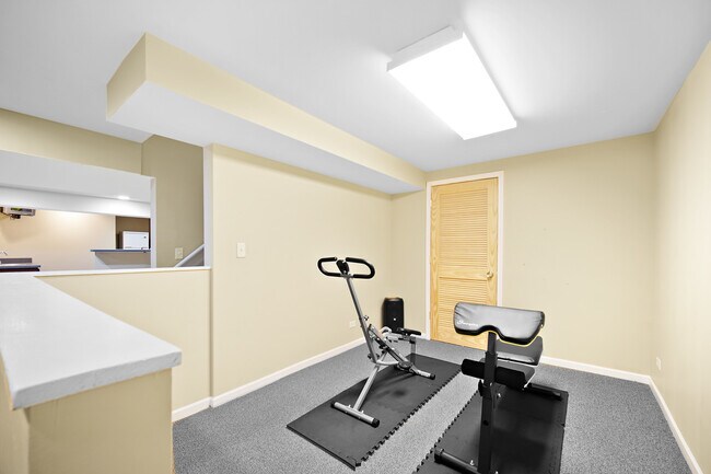 Building Photo - 1044 Oakhill Dr