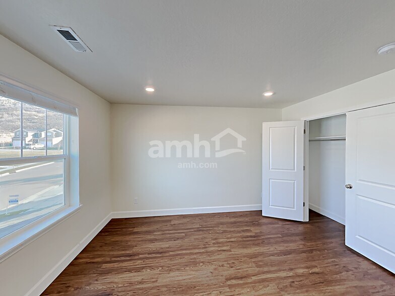 Building Photo - 2992 E S Village Dr