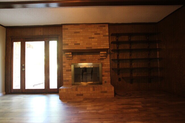 Building Photo - Coming Soon! Charming 3 Bedroom 2 Bath Home in Tyler!