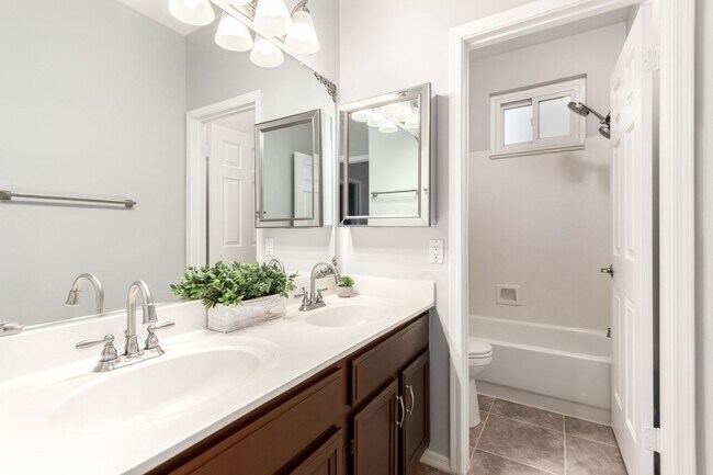 Building Photo - 4 bedoom home with private pool