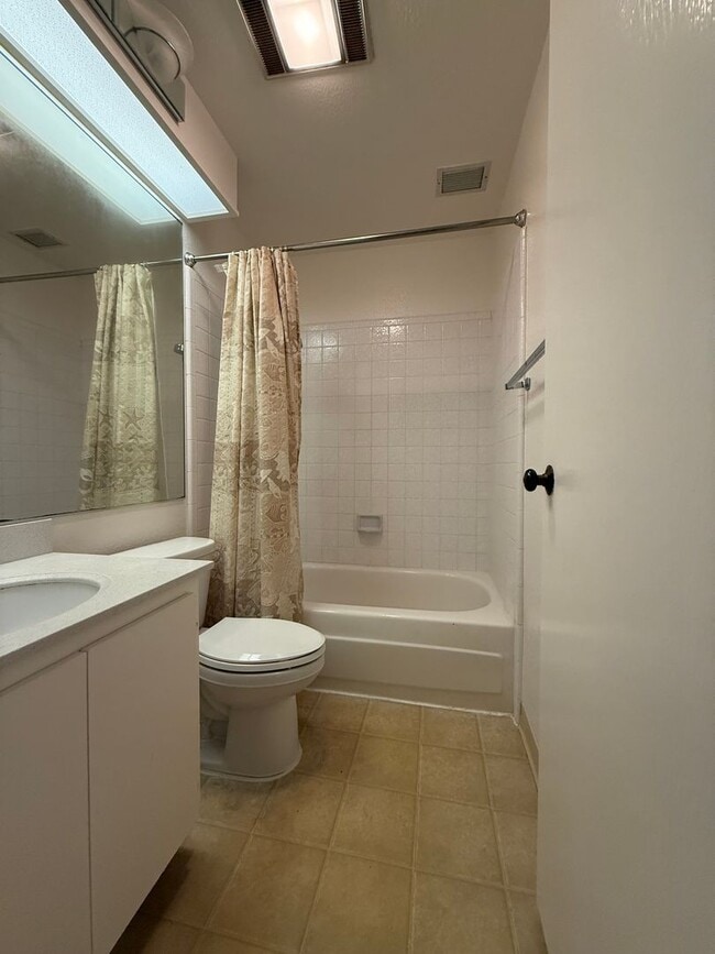 Building Photo - Spacious 2-bed 2-bath condo now available ...