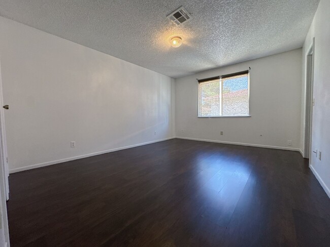 Building Photo - 2 Bed 2.5 Bath Single House near Rainbow/Tropicana
