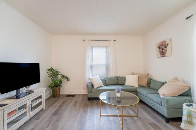 Building Photo - 703 W 2nd Ave