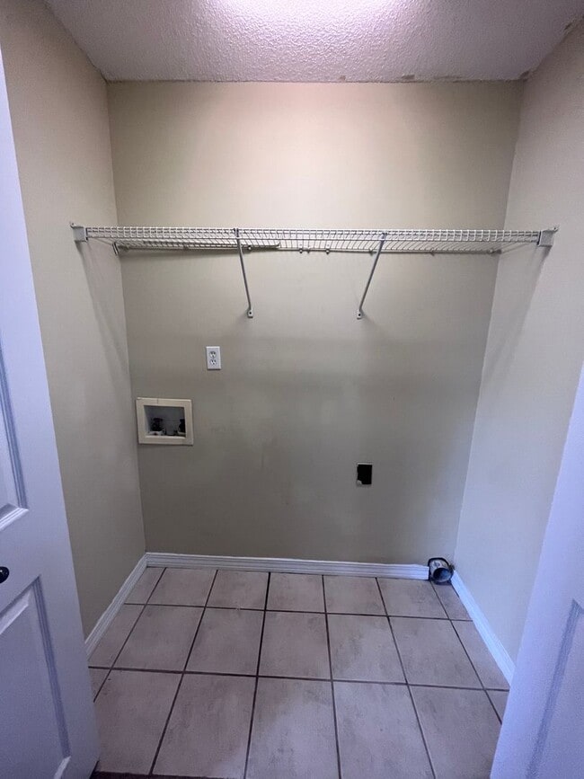 Building Photo - Crestview Townhouse