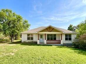 Building Photo - AVAILABLE NOW!!! Lake Life Meets Modern Comfort in Kingsland!