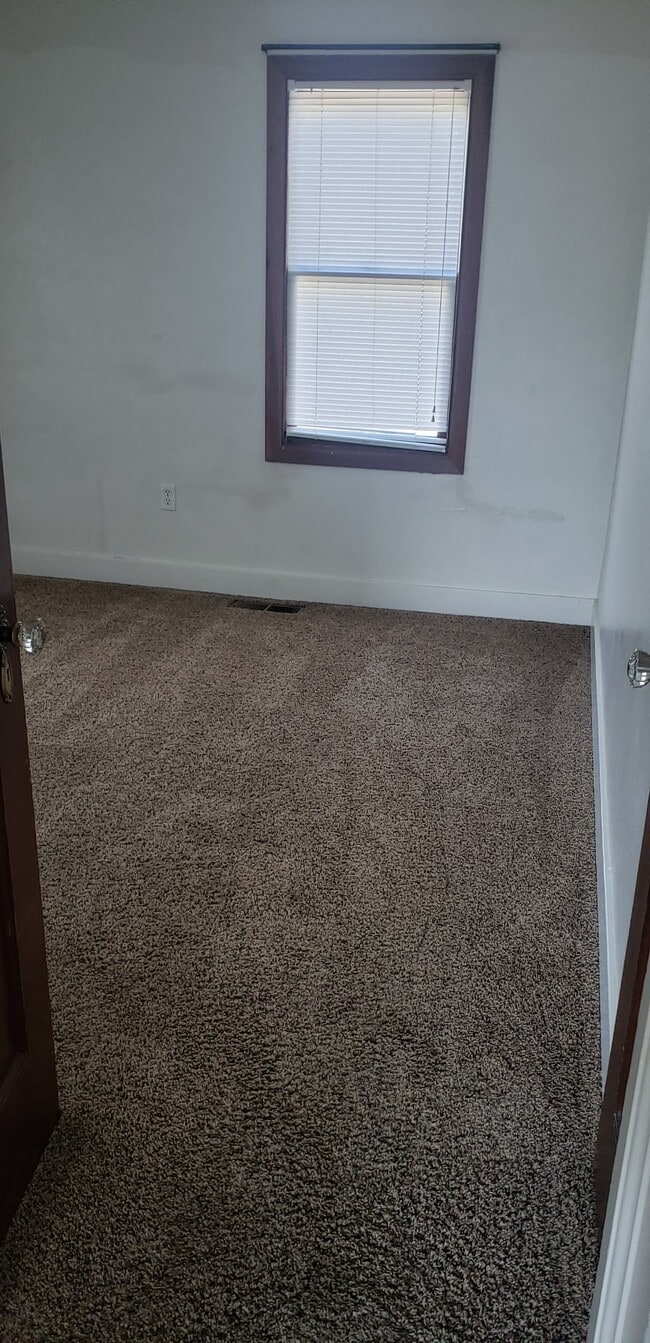 Building Photo - 33 W 5th St S