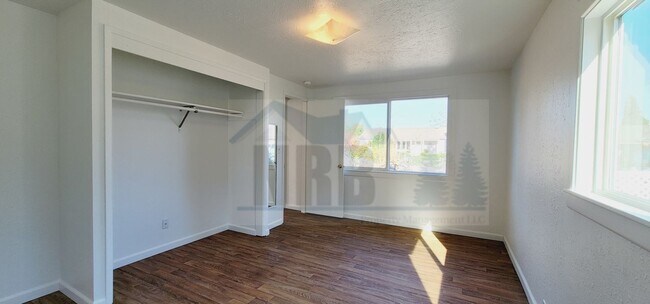 Building Photo - Absolutely Gorgeous 3 bd, 1 ba House locat...