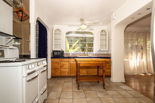 Building Photo - Warm & Welcoming Home Near Melrose with Room to Live, Work & Create