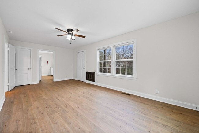 Building Photo - Renovated 2 bedroom home for rent Near Downtown Clarksville!