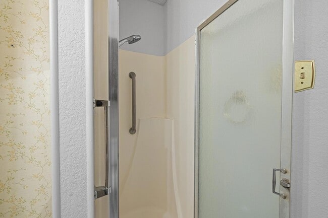 Building Photo - 701 1/2 S Walnut Street Unit