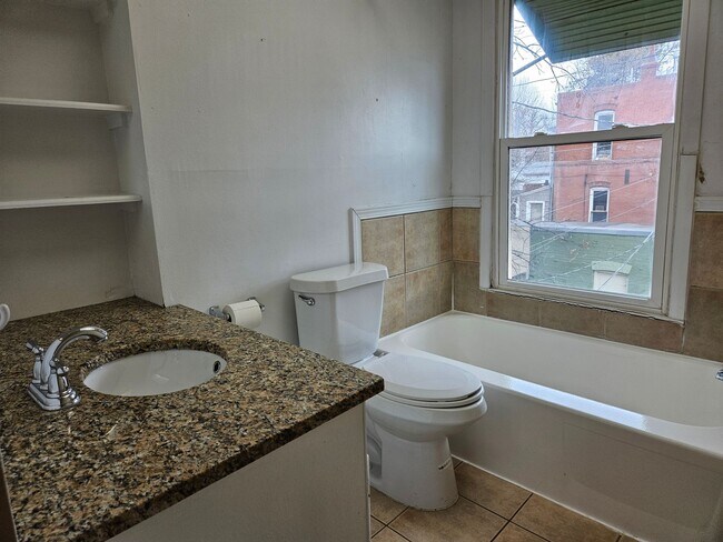 Building Photo - Top Floor Renovated 1 Bed/1 Bath Apartment in Victorian 4-Plex