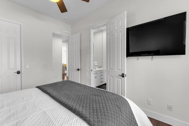 Building Photo - 35 Calle La Reina