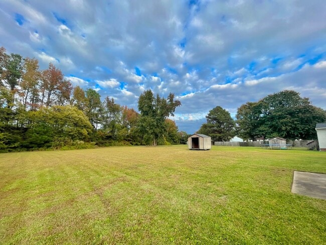 Building Photo - Spacious 3 bedroom, 2 bath property on ove...