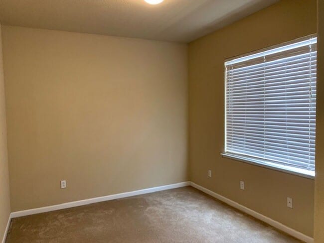 Building Photo - Big, Beautiful, Two Story Home in North Natomas