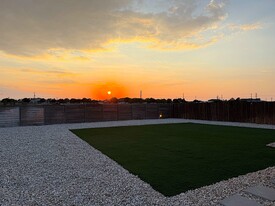 Building Photo - 2060 Cliffbrake Way