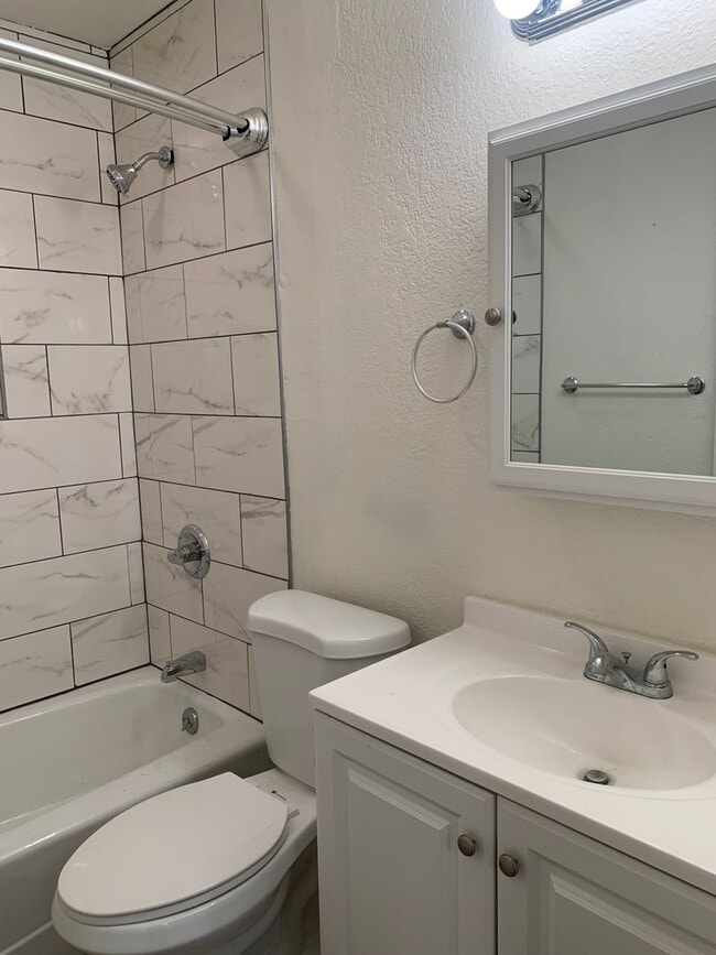Building Photo - FOUR-PLEX SINGLE LEVEL APARTMENT - CLARKDALE