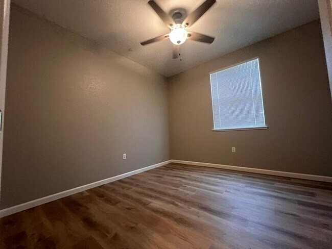 Building Photo - 427 Anchor Ln